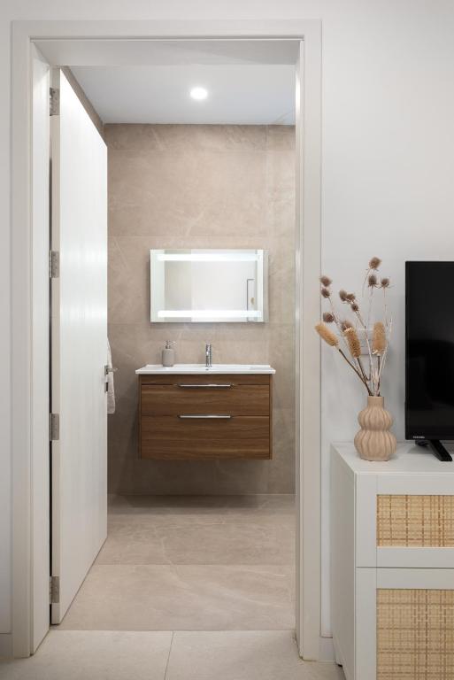 TV a/nebo společenská místnost v ubytování Modern 2BR Apartment with Outside Furniture - Close to Sliema, Saint Julians & Valletta