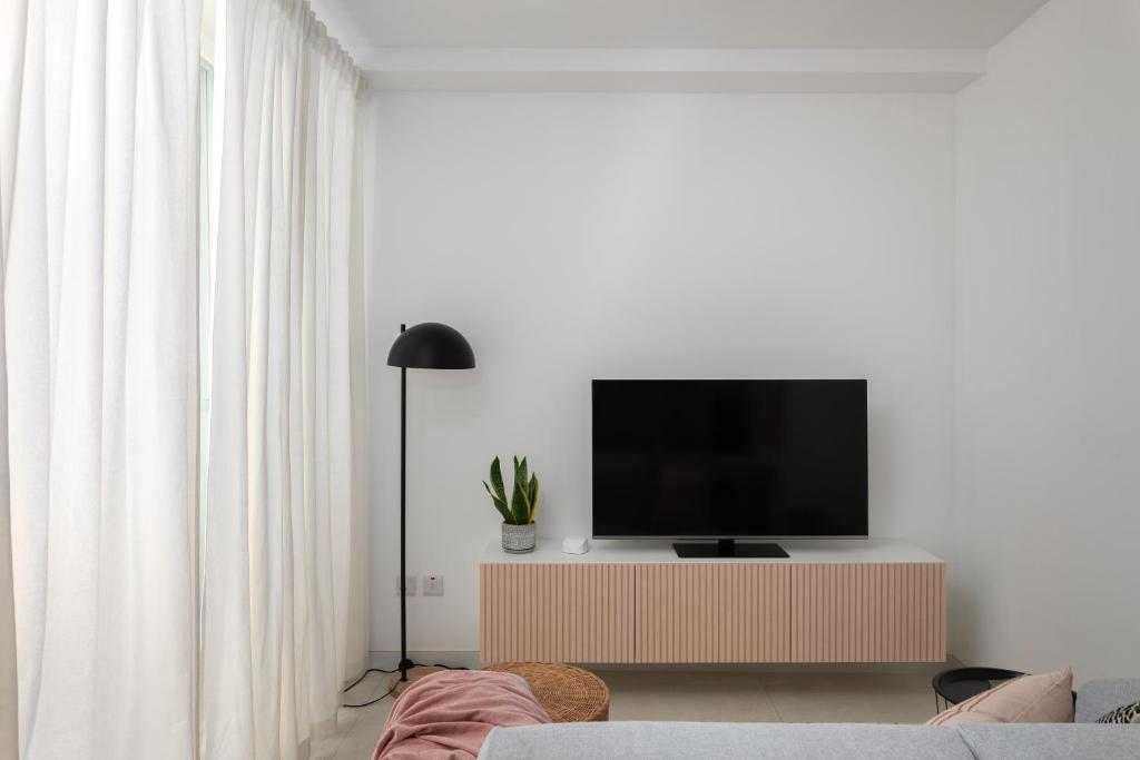 TV a/nebo společenská místnost v ubytování Modern 2BR Apartment with Outside Furniture - Close to Sliema, Saint Julians & Valletta