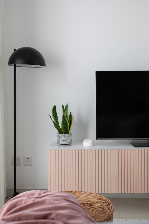TV a/nebo společenská místnost v ubytování Modern 2BR Apartment with Outside Furniture - Close to Sliema, Saint Julians & Valletta