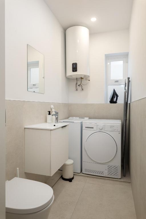 Koupelna v ubytování Modern 2BR Apartment with Outside Furniture - Close to Sliema, Saint Julians & Valletta