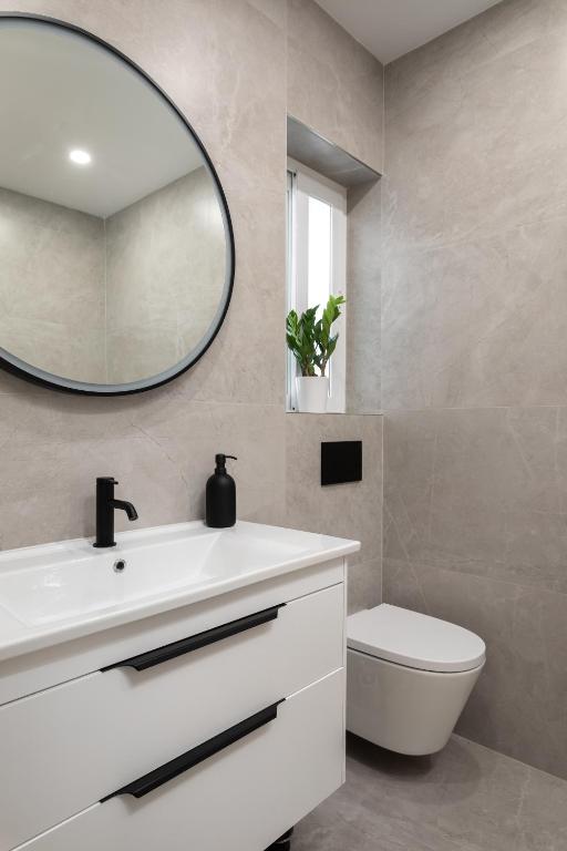 Koupelna v ubytování Modern 2BR Apartment with Outside Furniture - Close to Sliema, Saint Julians & Valletta