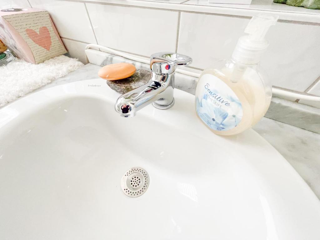 Fotografie z fotogalerie ubytování Zimmer in Künstlerwohnung v Stuttgartu
