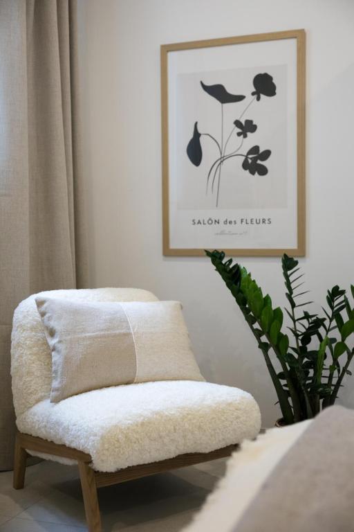 Posezení v ubytování Modern 2BR Apartment with Outside Furniture - Close to Sliema, Saint Julians & Valletta