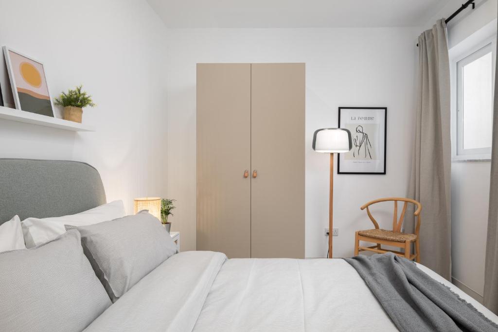 Postel nebo postele na pokoji v ubytování Modern 2BR Apartment with Outside Furniture - Close to Sliema, Saint Julians & Valletta