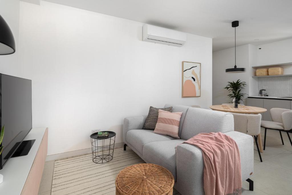 TV a/nebo společenská místnost v ubytování Modern 2BR Apartment with Outside Furniture - Close to Sliema, Saint Julians & Valletta