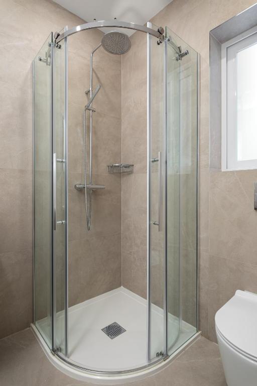Koupelna v ubytování Modern 2BR Apartment with Outside Furniture - Close to Sliema, Saint Julians & Valletta