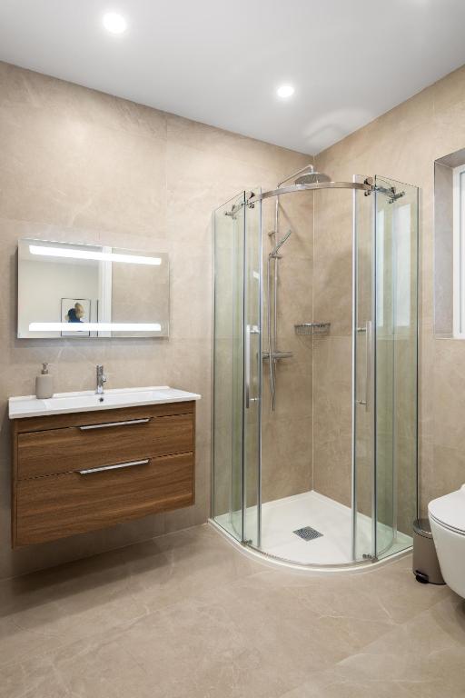 Koupelna v ubytování Modern 2BR Apartment with Outside Furniture - Close to Sliema, Saint Julians & Valletta