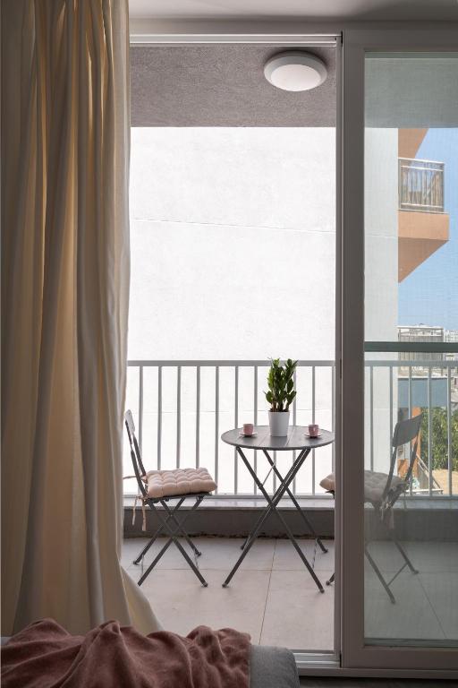 Balkón nebo terasa v ubytování Modern 2BR Apartment with Outside Furniture - Close to Sliema, Saint Julians & Valletta