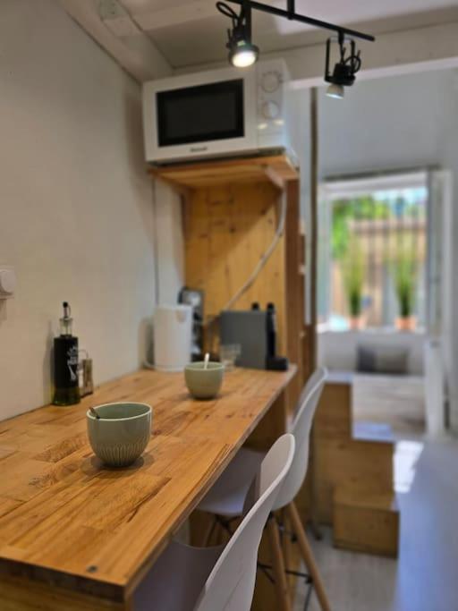 une table en bois avec deux bols au-dessus dans l'établissement Studio Cosy Longchamps Centre Ville, à Marseille