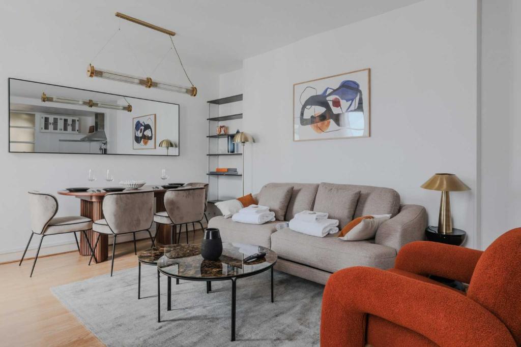 un salon avec un canapé et une table dans l'établissement Quiet apartment -1BR-4P - Neuilly-sur-Seine, à Neuilly-sur-Seine