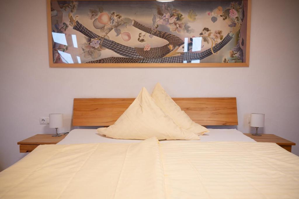 Postel nebo postele na pokoji v ubytování Hotel & Café Ritter von Böhl
