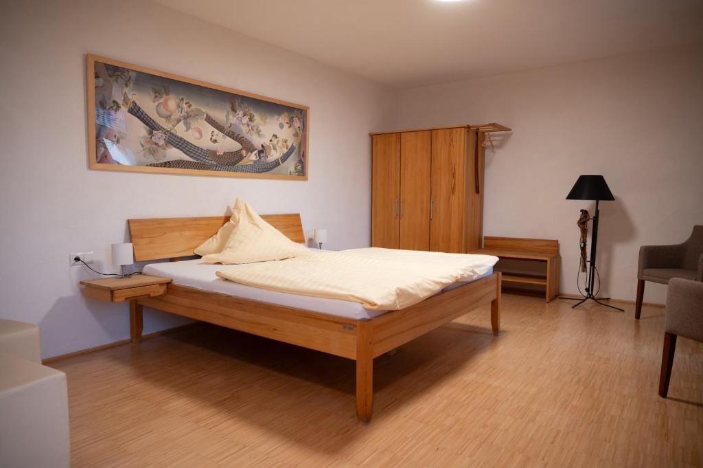 Postel nebo postele na pokoji v ubytování Hotel & Café Ritter von Böhl