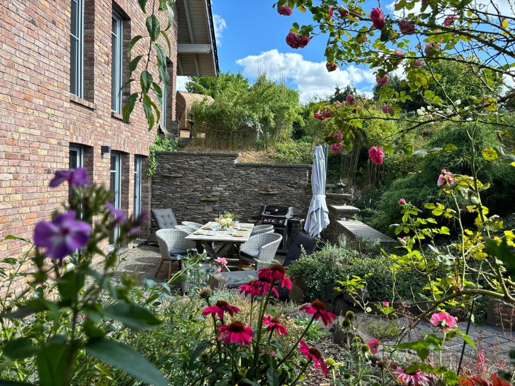 Κήπος έξω από το Attraktive Wohnung-Elztalidyll-zwischen Mosel,Nürburgring und Burg Eltz