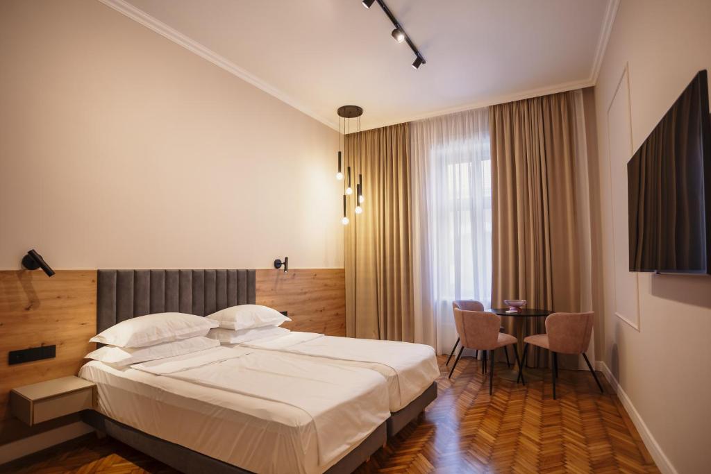 Postel nebo postele na pokoji v ubytování Bloom Downtown Suites