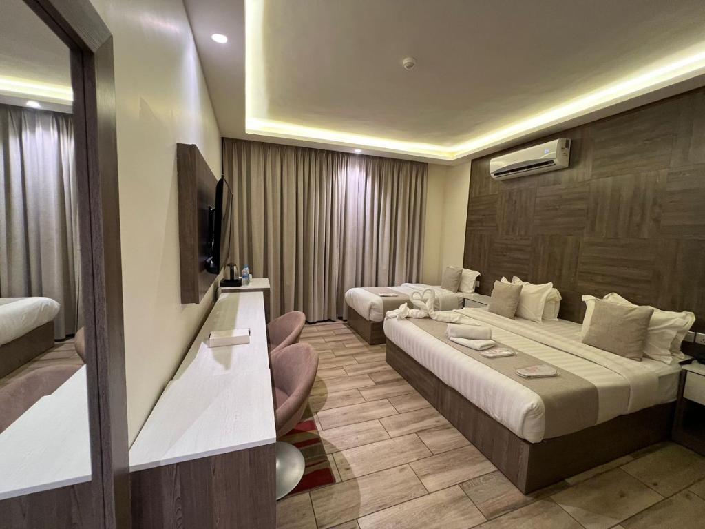 Sky Hotel - Üç Kişilik Oda - Dağ Manzaralı