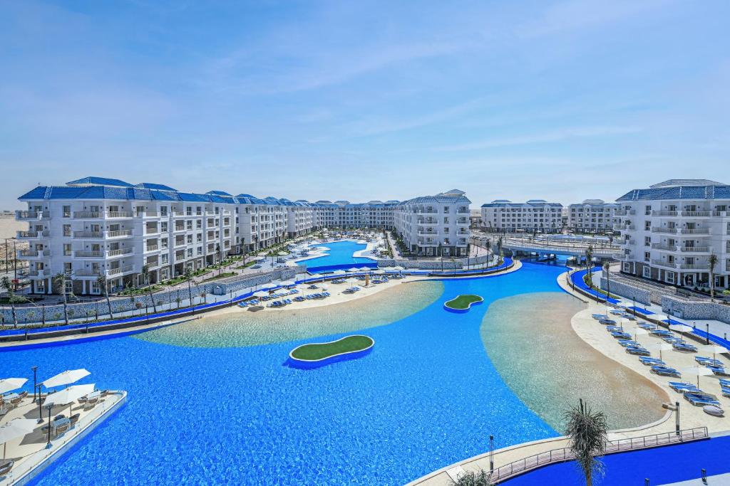 Bazén v ubytování Azur One Eleven Hotel Alamein nebo v jeho okolí