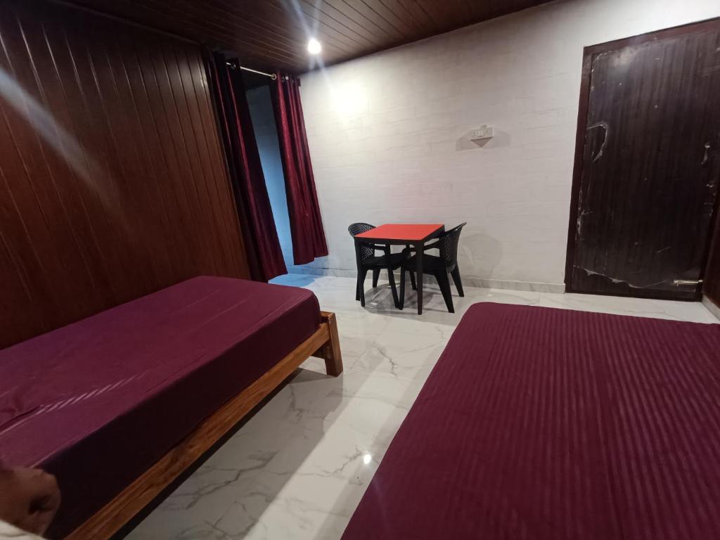 Rúm í herbergi á Suvrana Mountain View Stay