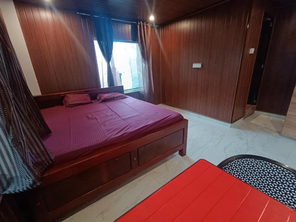 Rúm í herbergi á Suvrana Mountain View Stay