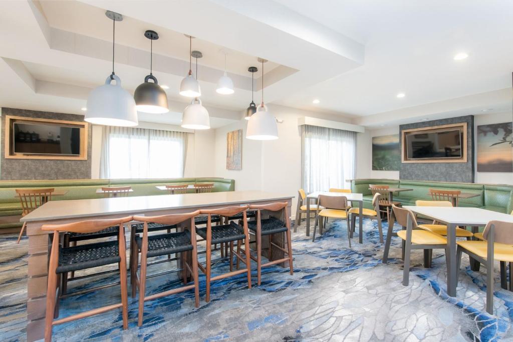 Fairfield Inn Suites Brunswick photo