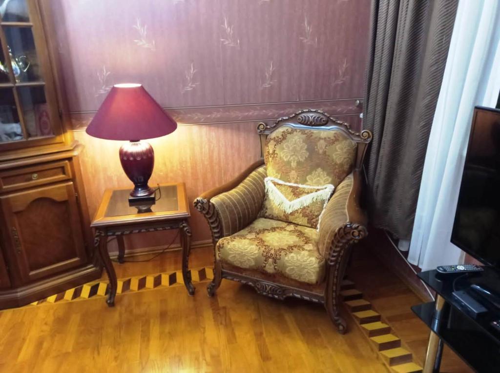 バクーにあるZel Home 7 Double Bedの椅子とランプが備わる部屋