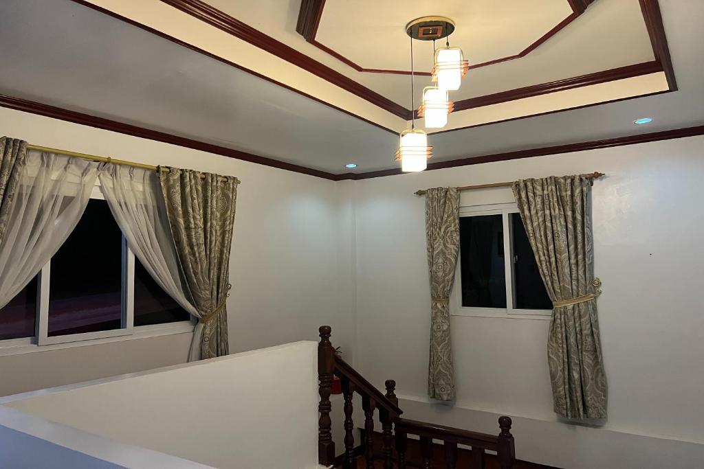 Postel nebo postele na pokoji v ubytování Gilin Suites Puerto Princesa Palawan