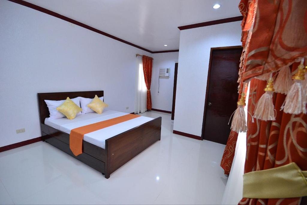 Postel nebo postele na pokoji v ubytování Gilin Suites Puerto Princesa Palawan