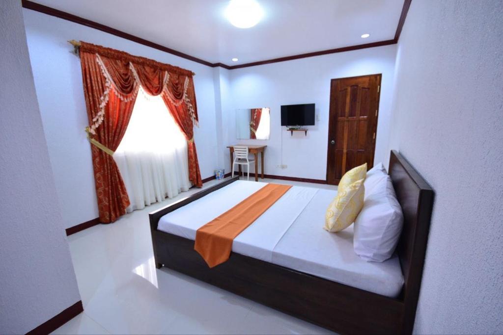 Postel nebo postele na pokoji v ubytování Gilin Suites Puerto Princesa Palawan