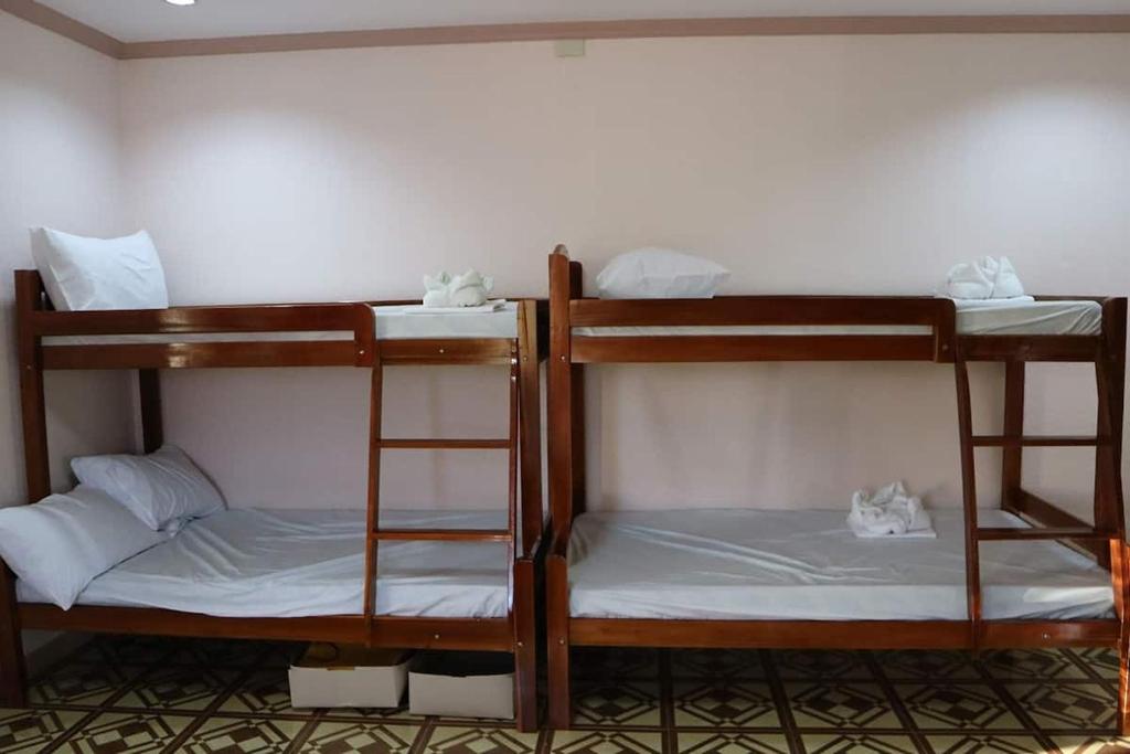 Postel nebo postele na pokoji v ubytování Gilin Suites Puerto Princesa Palawan