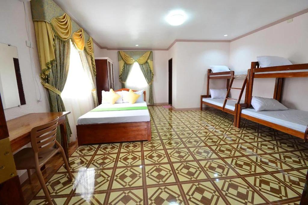Postel nebo postele na pokoji v ubytování Gilin Suites Puerto Princesa Palawan