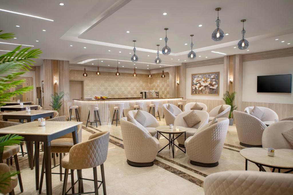 TV a/nebo společenská místnost v ubytování Azur One Eleven Hotel Alamein