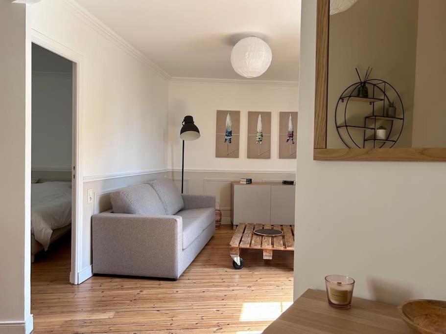 un salon avec un canapé et une table dans l'établissement Le Cocon Bayeusain x Parking by Melrose, à Bayeux