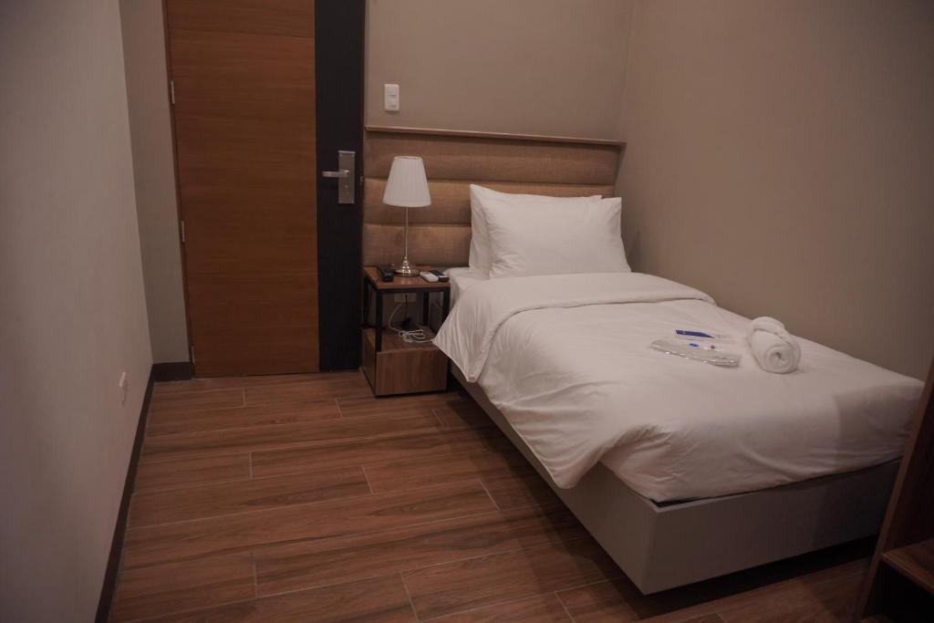 Postel nebo postele na pokoji v ubytování Avioré Hotel Tacloban