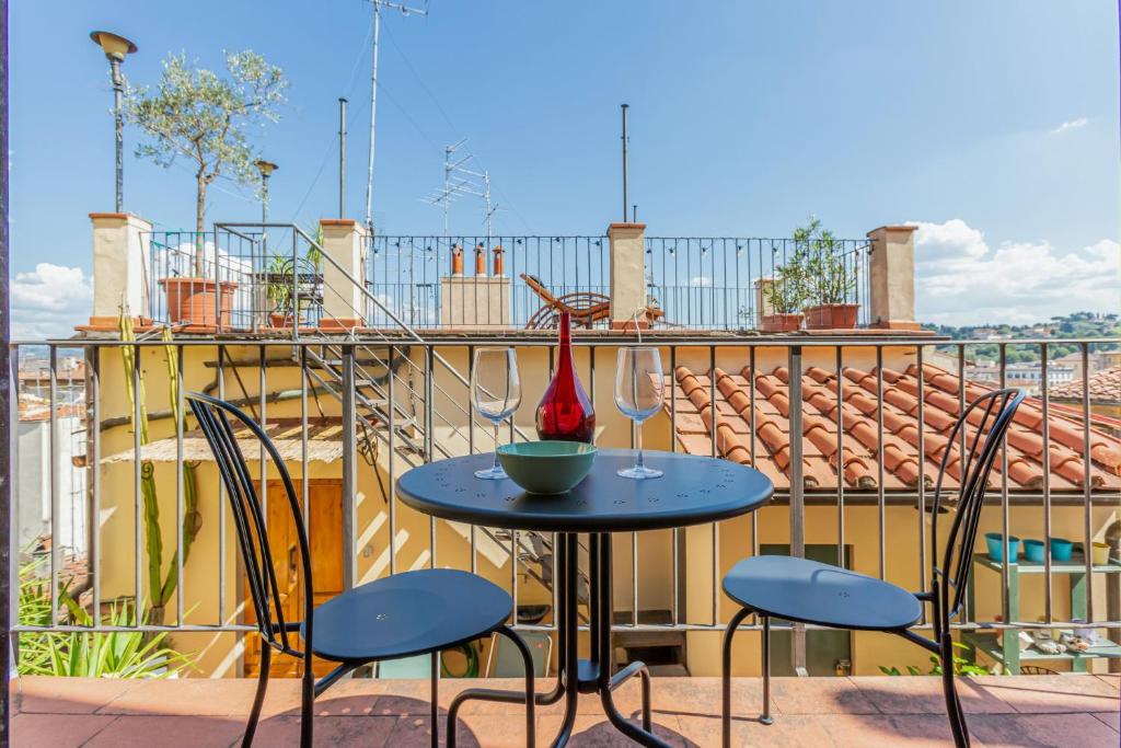 GuestHost - The Lions' Apartment in the Historic Centre x8