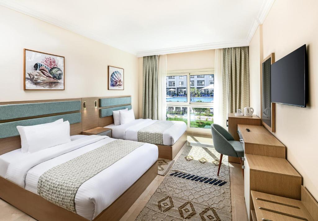 Postel nebo postele na pokoji v ubytování Azur One Eleven Hotel Alamein