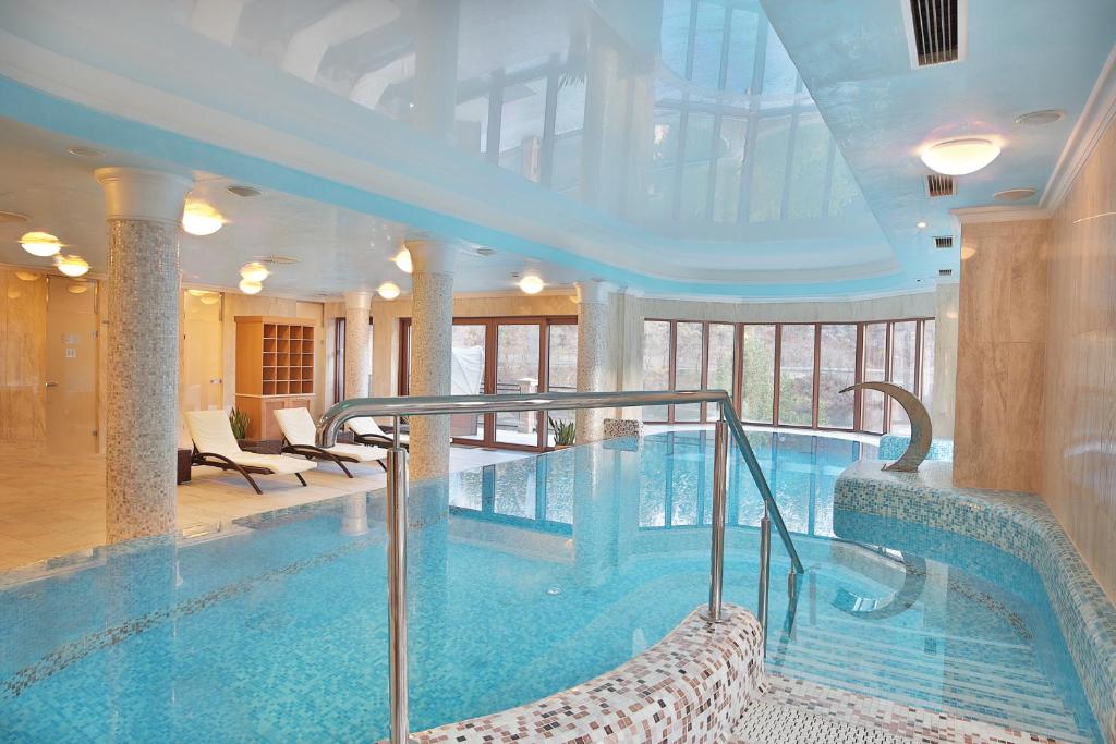 Retro Riverside Wellness Resort - Resim 5