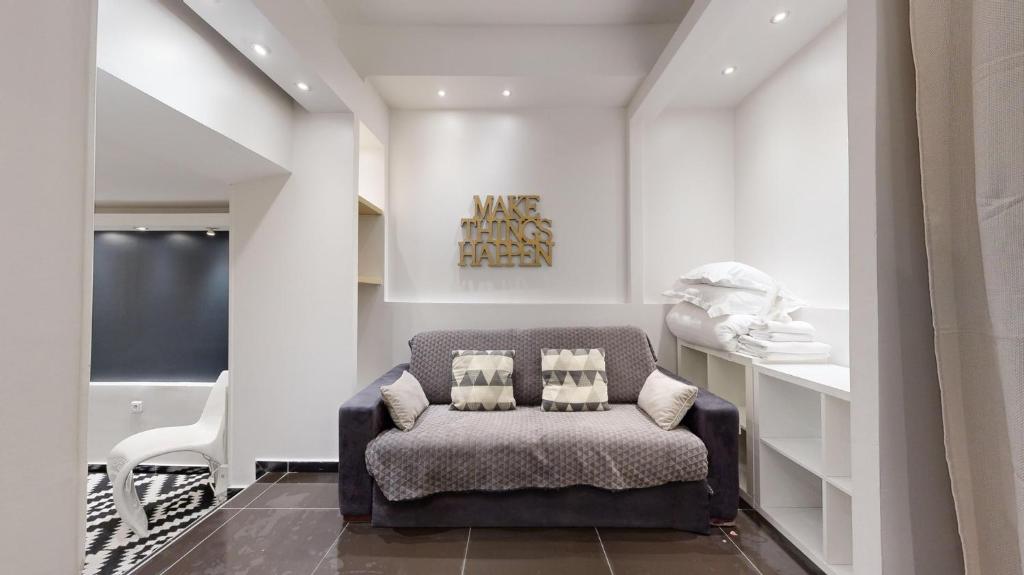 un salon avec un canapé et une chaise dans l'établissement Bluestay 3 - Appartement au Cœur de Paris, à Paris