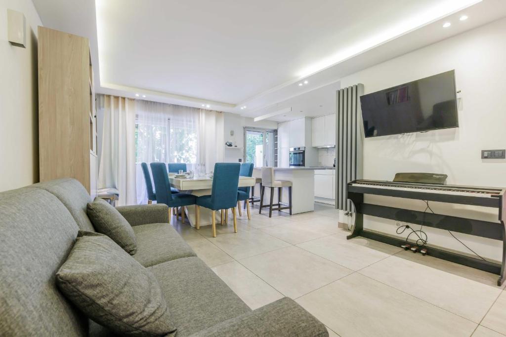 un salon avec un canapé et une salle à manger dans l'établissement Authentic apartment - 3BR-8P - La Villette, à Paris