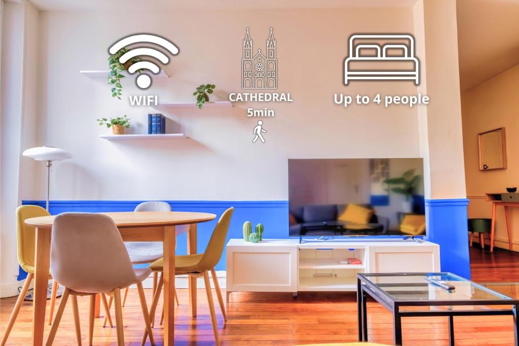 une salle à manger avec une table et des chaises dans l'établissement Colorful - Cathédrale, à Reims