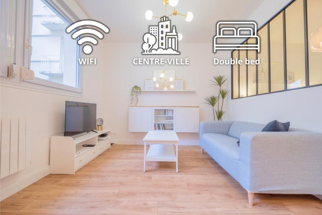 ランスにあるLa verrière Rémoiseの青いソファとテレビのあるリビングルーム