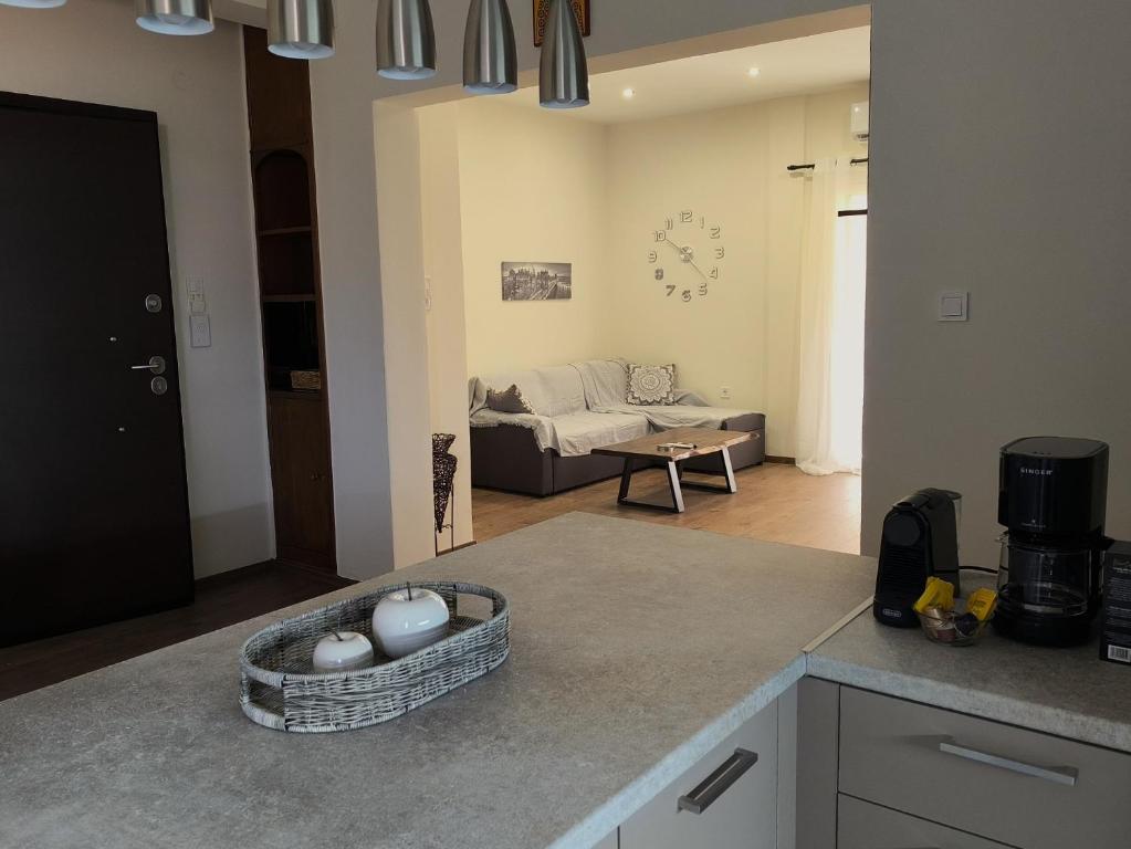 Kuchyň nebo kuchyňský kout v ubytování Aegina Downtown Apartments 1
