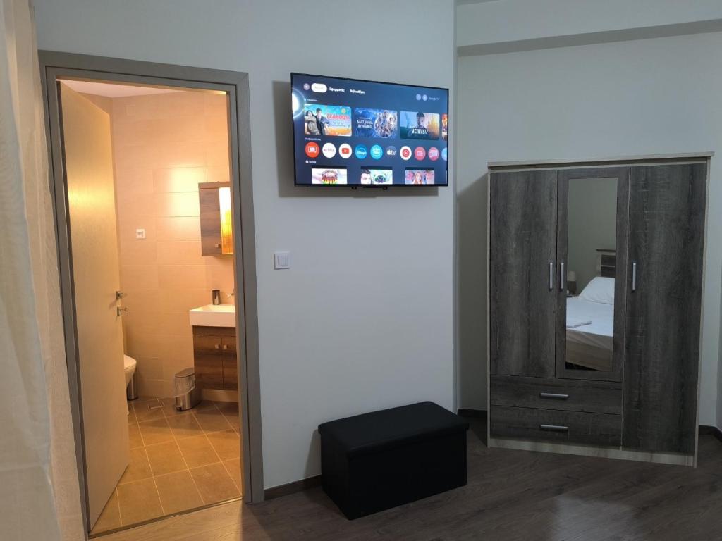 TV a/nebo společenská místnost v ubytování Aegina Downtown Apartments 1