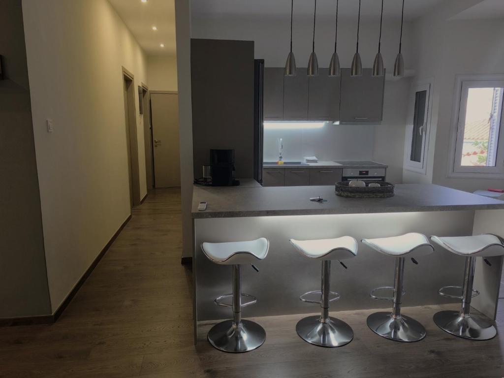 Kuchyň nebo kuchyňský kout v ubytování Aegina Downtown Apartments 1