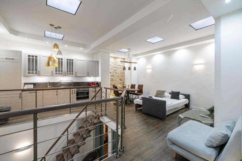une cuisine et un salon avec un canapé et une table dans l'établissement Sublime Loft 2BR-6p - Cannes Hyper Center, à Cannes
