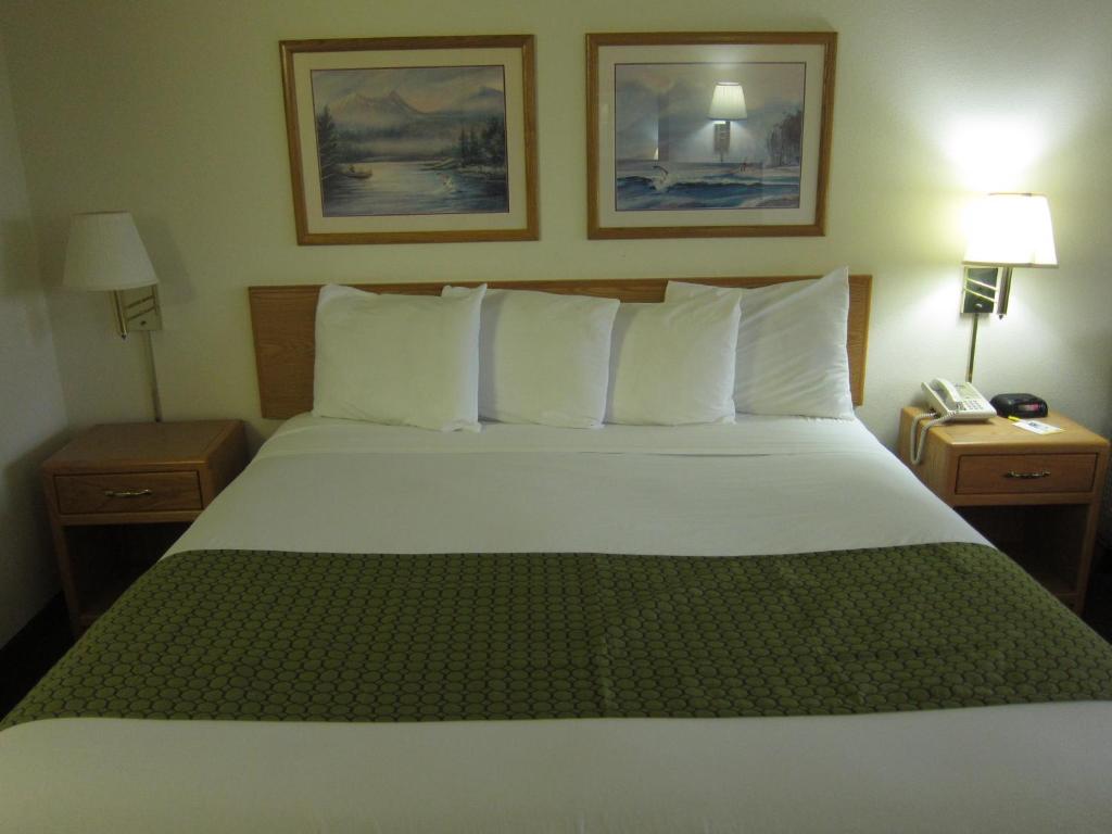 Postel nebo postele na pokoji v ubytování Days Inn by Wyndham Ocean Shores