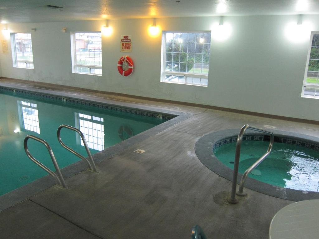 Bazén v ubytování Days Inn by Wyndham Ocean Shores nebo v jeho okolí