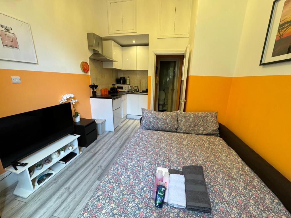 Postel nebo postele na pokoji v ubytování Central, Compact and fashion flat for 4 people with breakfast in Kensington Zone 1