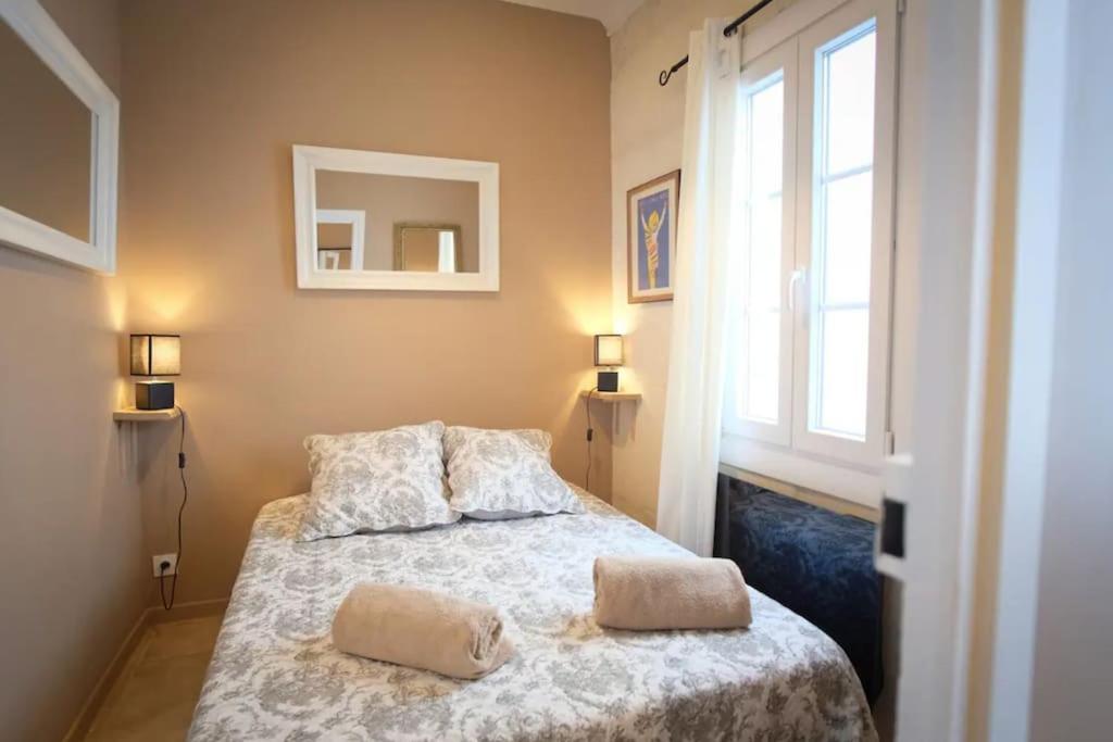 une chambre avec un lit avec deux oreillers dessus dans l'établissement Les Arènes Quartier La Roquette, à Arles