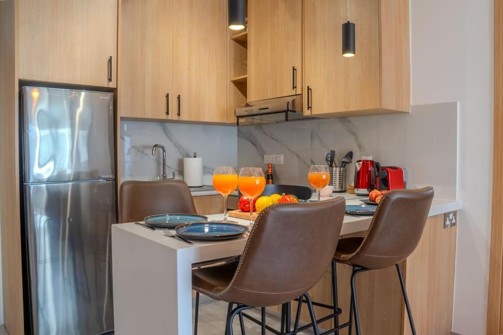 Kuchyň nebo kuchyňský kout v ubytování Beautiful One Bedroom Apartment, 186 Meters to Beach, Central Location Next to Cafes & Bars