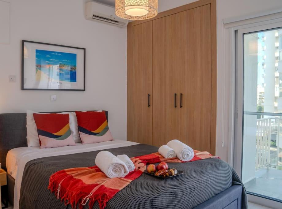 Postel nebo postele na pokoji v ubytování Beautiful One Bedroom Apartment, 186 Meters to Beach, Central Location Next to Cafes & Bars