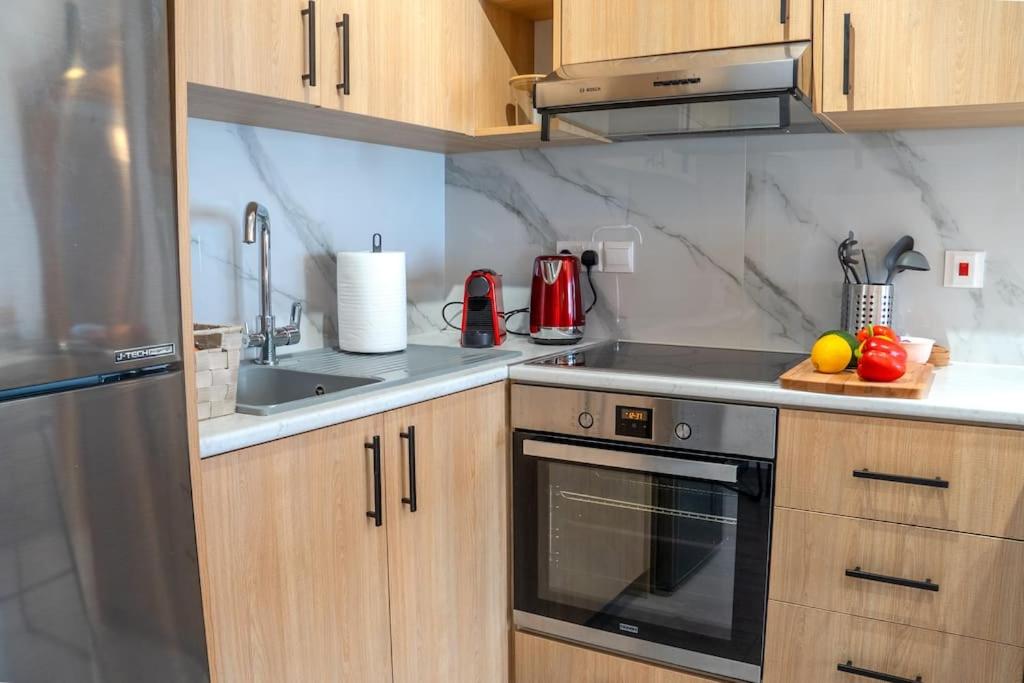 Kuchyň nebo kuchyňský kout v ubytování Beautiful One Bedroom Apartment, 186 Meters to Beach, Central Location Next to Cafes & Bars